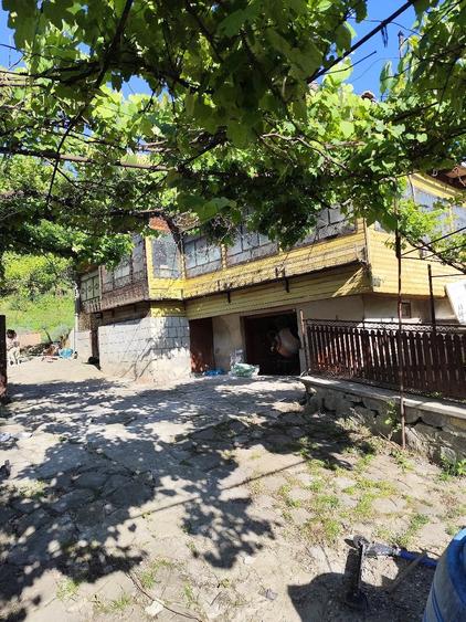 Casă cu 3 camere cu Teren 2500 Mp în Central