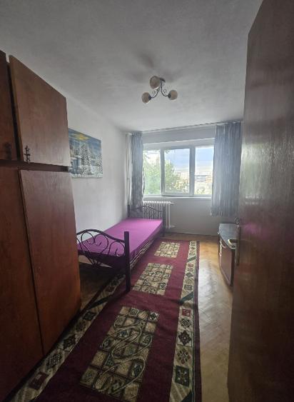 Apartament cu 3 camere semidecomandat în Dristor