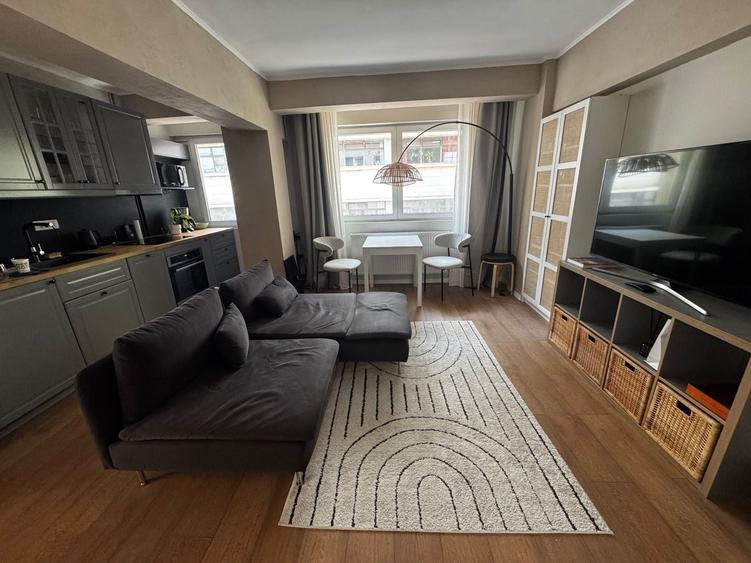 Apartament cu 3 camere semidecomandat în P-ța Amzei