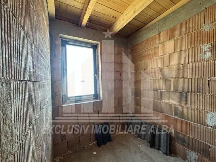 Casă individuală cu 4 camere cu Canalizare în Cetate