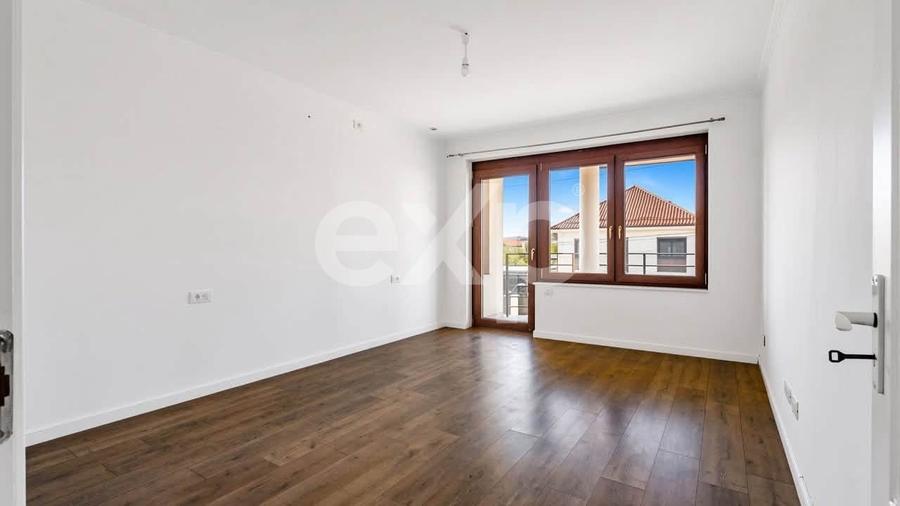Casă individuală cu 8 camere cu Teren 930 Mp în Dumbrăvița