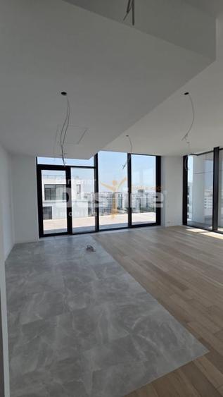 Penthouse cu 4 camere decomandat în 13 Septembrie