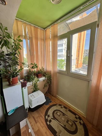 Apartament cu 3 camere semidecomandat, mobilat în Craiovița Nouă