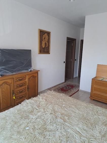 Apartament cu 2 camere decomandat, mobilat în Tractorul