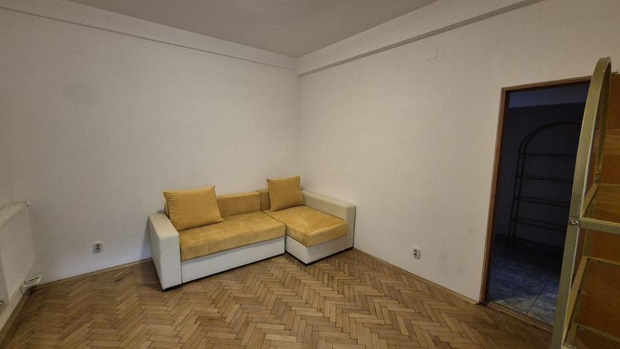 Apartament cu 3 camere semidecomandat în Universitate
