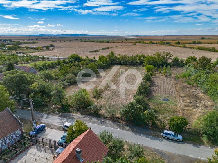 Teren Construcții intravilan de 1700 mp, în Hitiaș