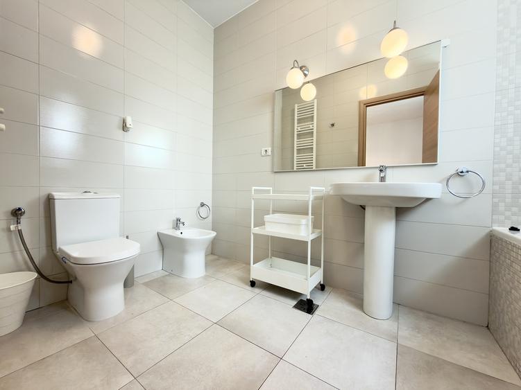 Apartament cu 3 camere decomandat, mobilat în Barbu Văcărescu