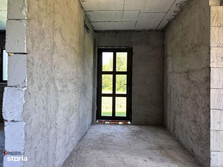 Casă cu 4 camere în Lazuri