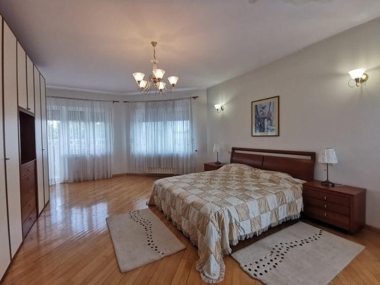 Casă individuală cu 8 camere cu Piscina în Domnești