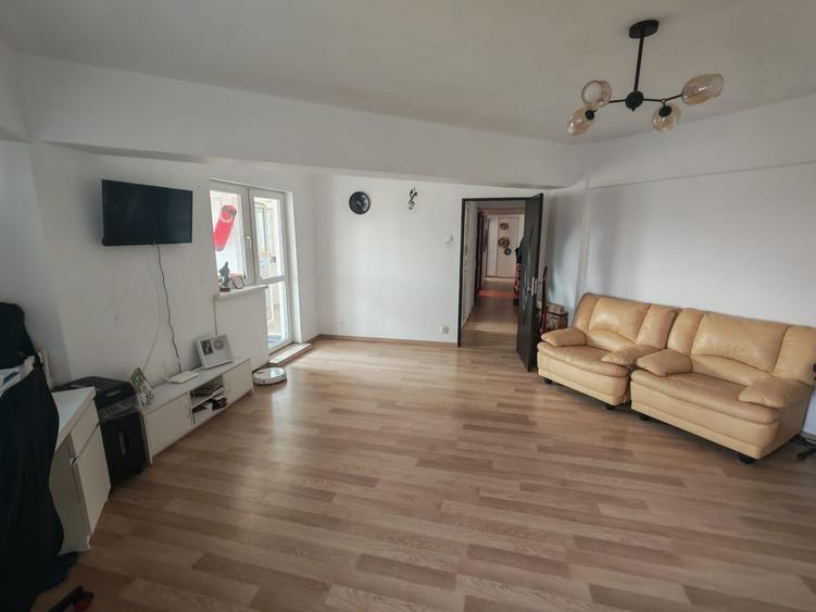 Apartament cu 3 camere decomandat în Universitate