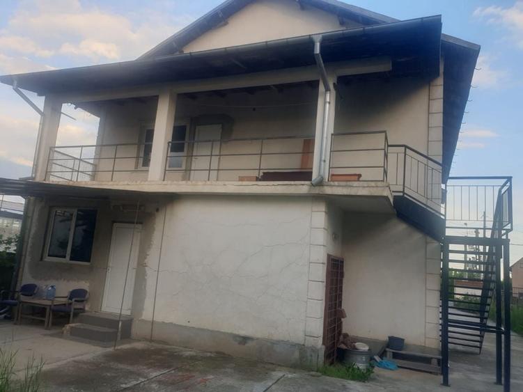 Casă cu 4 camere cu Teren 1000 Mp în Priseaca