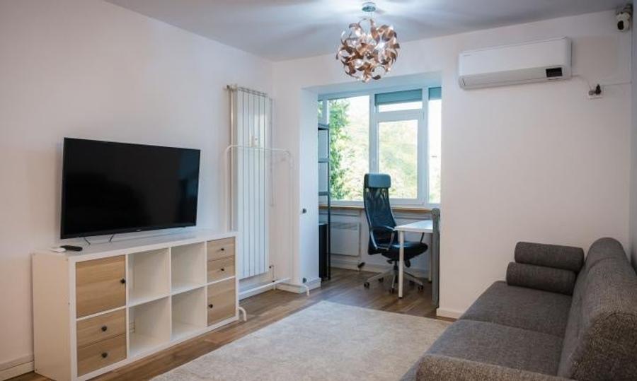 Apartament cu 3 camere semidecomandat, mobilat în Costin Georgian
