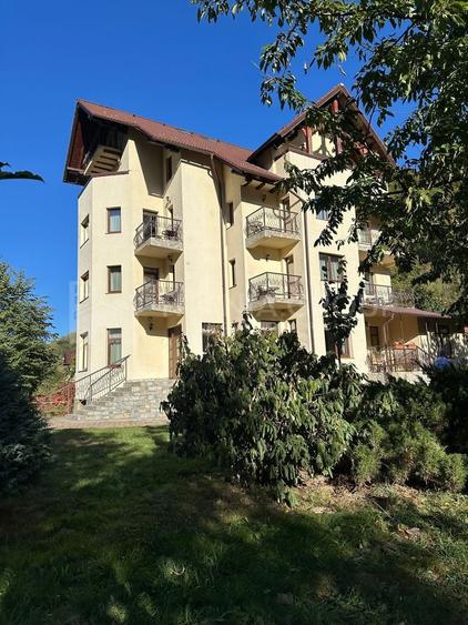 Casă individuală cu 17 camere cu Canalizare în Moieciu de Jos