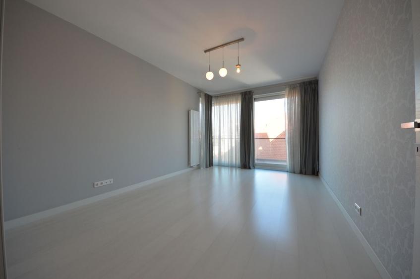 Apartament cu 4 camere decomandat, mobilat în Capitale