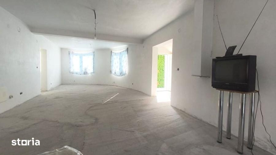 Casă cu 3 camere cu Teren 828 Mp în Șoimuș