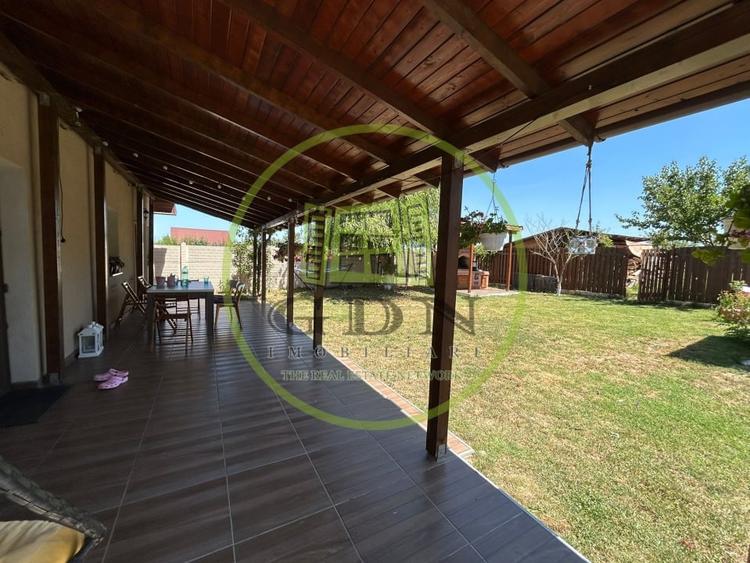 Casă individuală cu 6 camere cu Canalizare în Malu Mare