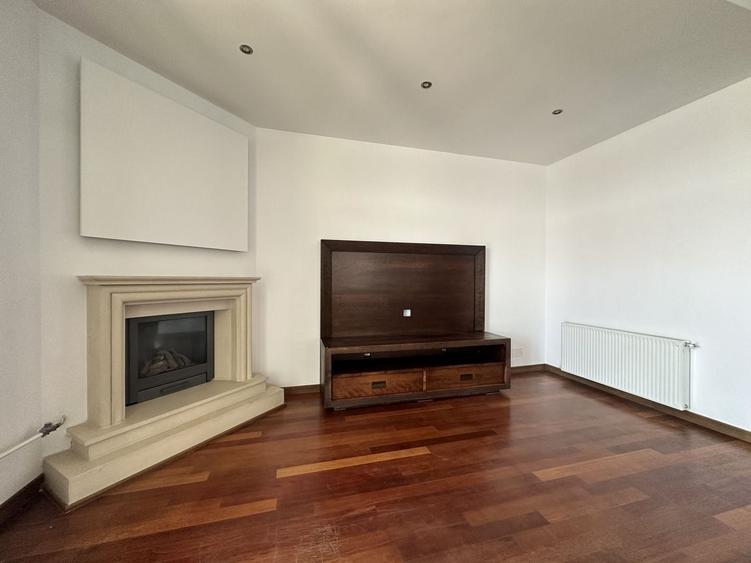 Apartament cu 4 camere decomandat, mobilat în Barbu Văcărescu