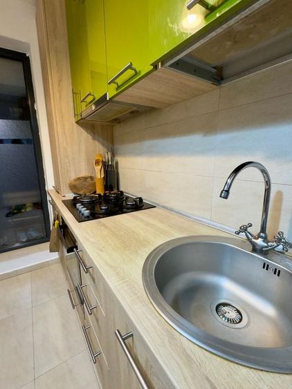 Apartament cu 3 camere semidecomandat, mobilat în Băneasa