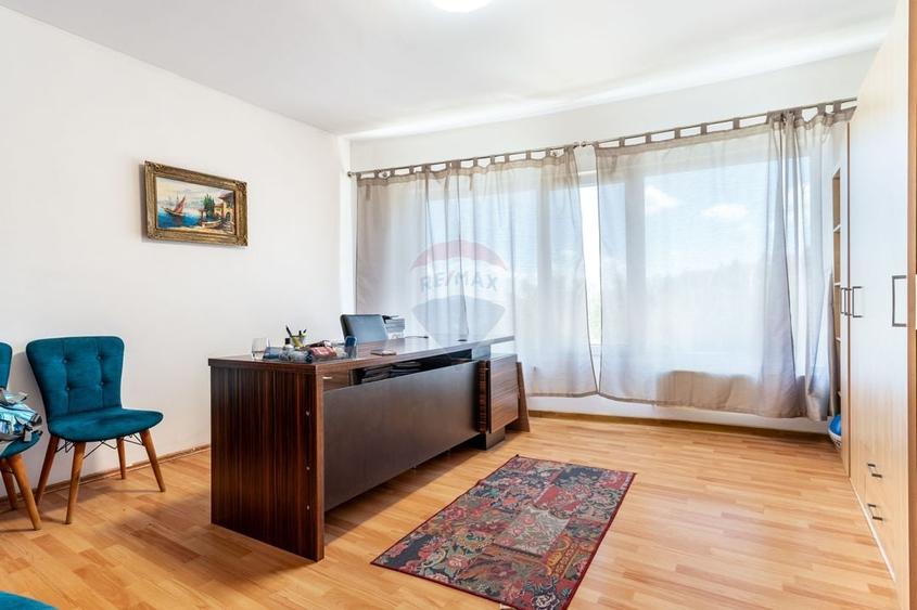 Casă individuală cu 7 camere cu Teren 657 Mp în Central