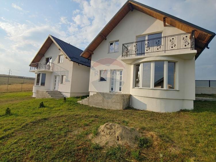 Casă individuală cu 5 camere cu Teren 560 Mp în Șcheia