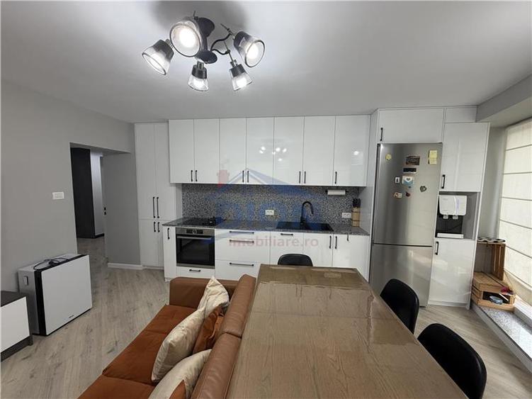 Apartament cu 4 camere decomandat, mobilat în Decebal