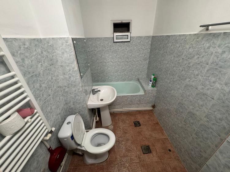 Apartament cu 4 camere decomandat în CET