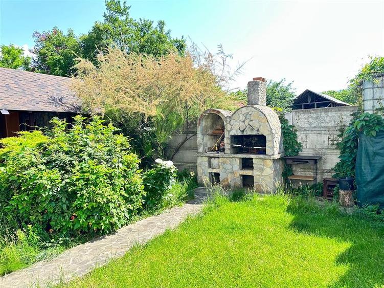 Casă individuală cu 9 camere cu Teren 900 Mp în Ultracentral