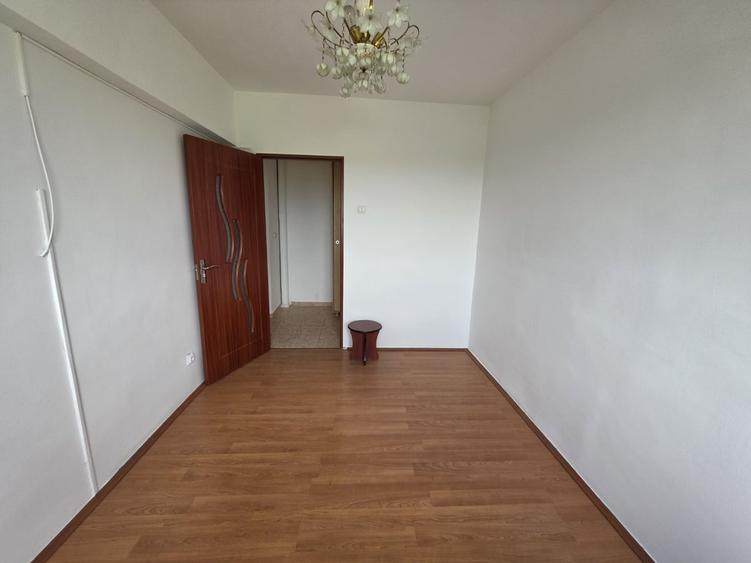 Apartament cu 3 camere decomandat în Zețarilor