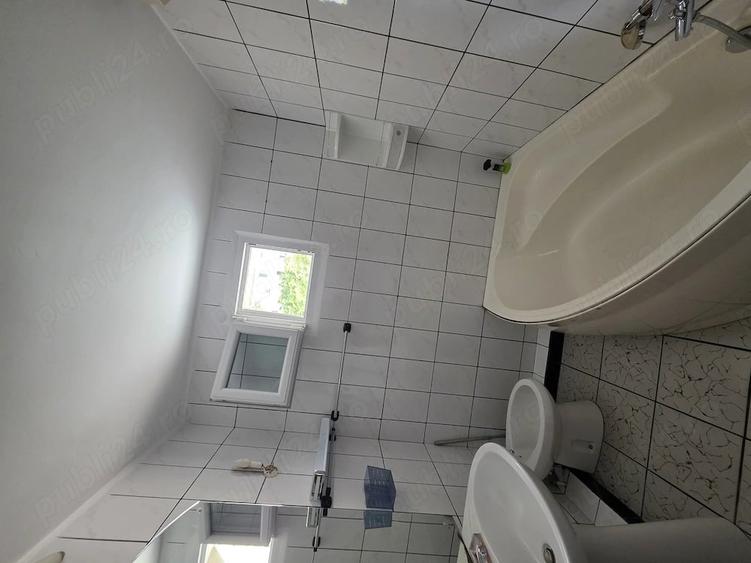 Apartament cu 3 camere semidecomandat în Fizicienilor