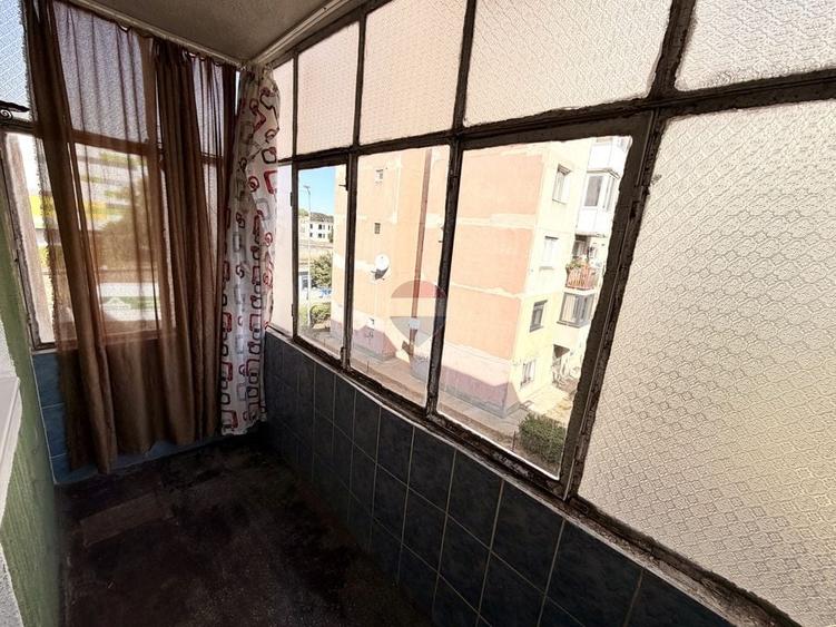 Apartament cu 3 camere semidecomandat în Aurel Vlaicu