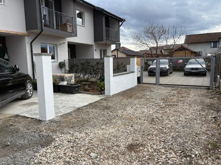 Duplex cu 4 camere cu Teren 200 Mp în Exterior Est