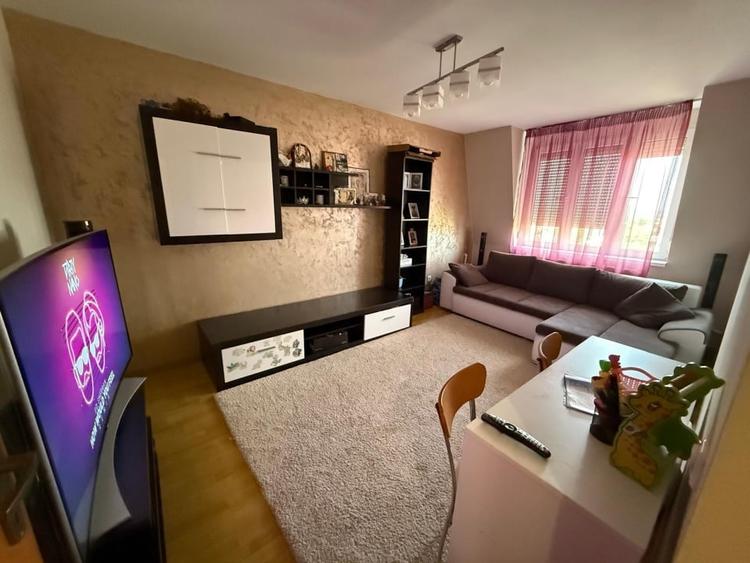 Apartament cu 4 camere decomandat, mobilat în Sărari