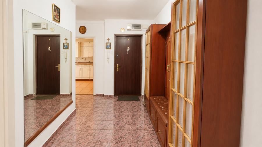 Apartament cu 4 camere decomandat în Iancului