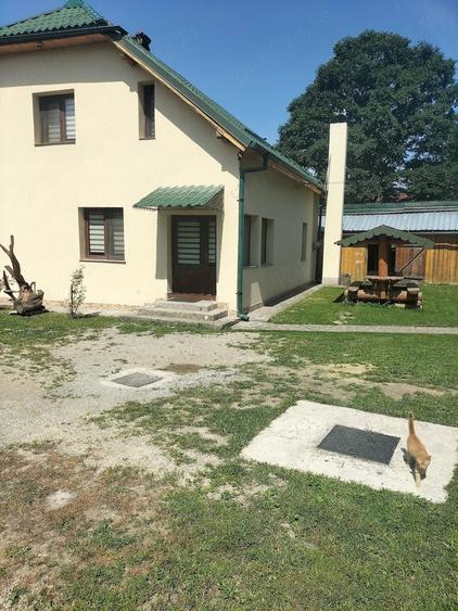 Casă cu 6 camere cu Teren 1300 Mp în Periferie