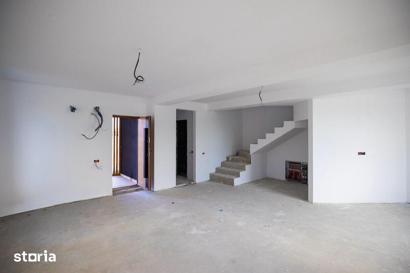 Casă cu 5 camere cu Teren 220 Mp în Palazu Mare