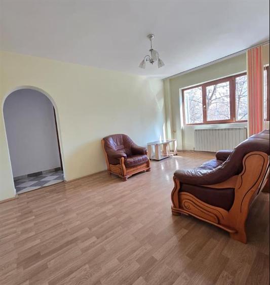 Apartament cu 3 camere decomandat în Podu Roș