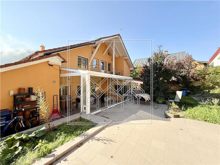 Casă individuală cu 8 camere cu Canalizare în Cisnădioara