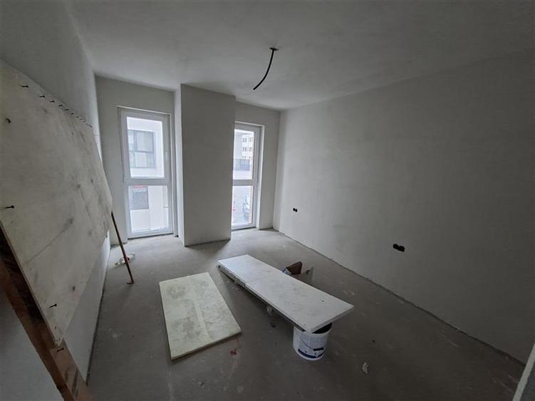 Apartament cu 4 camere semidecomandat în Mărăști