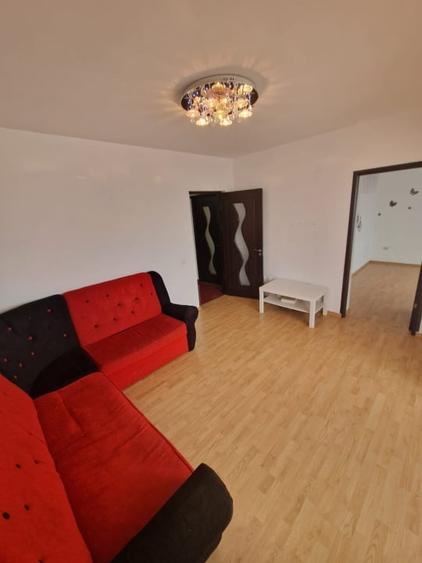 Apartament cu 3 camere semidecomandat, mobilat în Ipotești