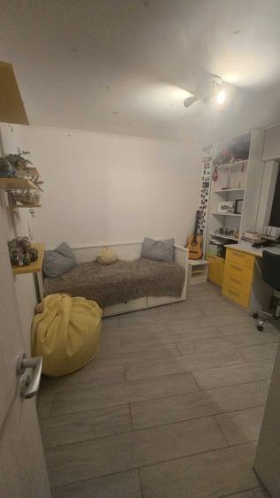 Apartament cu 4 camere semidecomandat în Crângași
