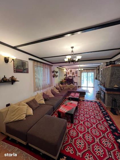 Casă cu 6 camere cu Teren 1593 Mp în Central
