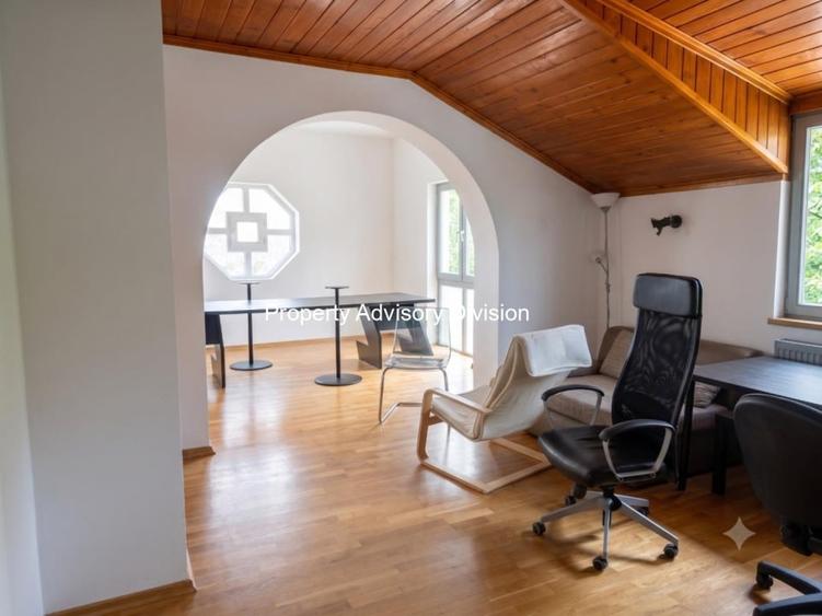 Casă cu 8 camere cu Teren 325 Mp în 1 Mai