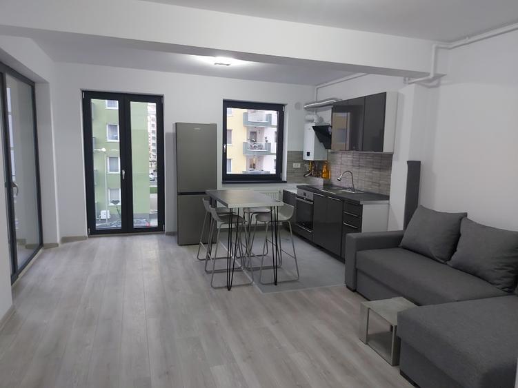 Apartament cu 2 camere decomandat în Tractorul