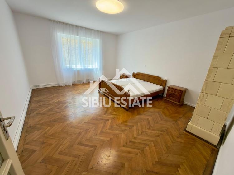 Duplex cu 12 camere cu Canalizare în Central