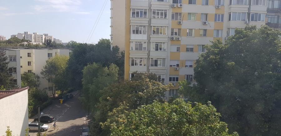 Apartament cu 3 camere semidecomandat, mobilat în Vatra Luminoasă