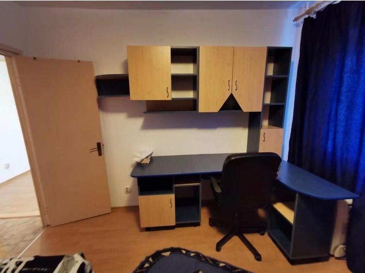 Apartament cu 3 camere semidecomandat, mobilat în Central