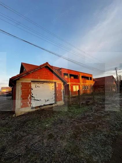 Casă cu 4 camere cu Teren 1000 Mp în Peciu Nou