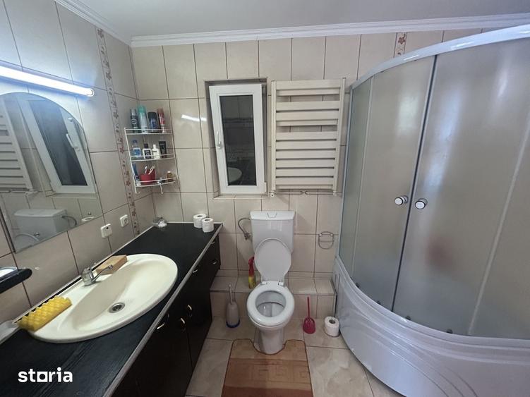 Casă cu 7 camere cu Teren 1300 Mp în Central
