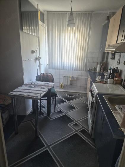 Apartament cu 3 camere semidecomandat în Exterior Vest