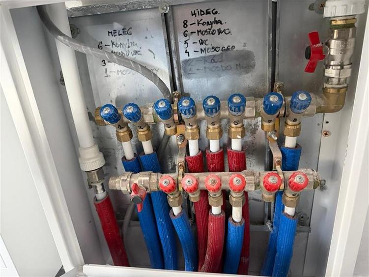 Casă individuală cu 4 camere cu Canalizare în Lăzarea